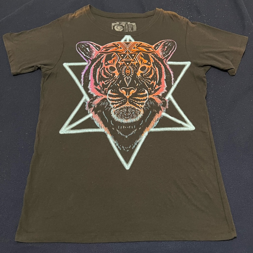 Liquid Dreams Clothing - aged Tiger tee - Size Large Nwot